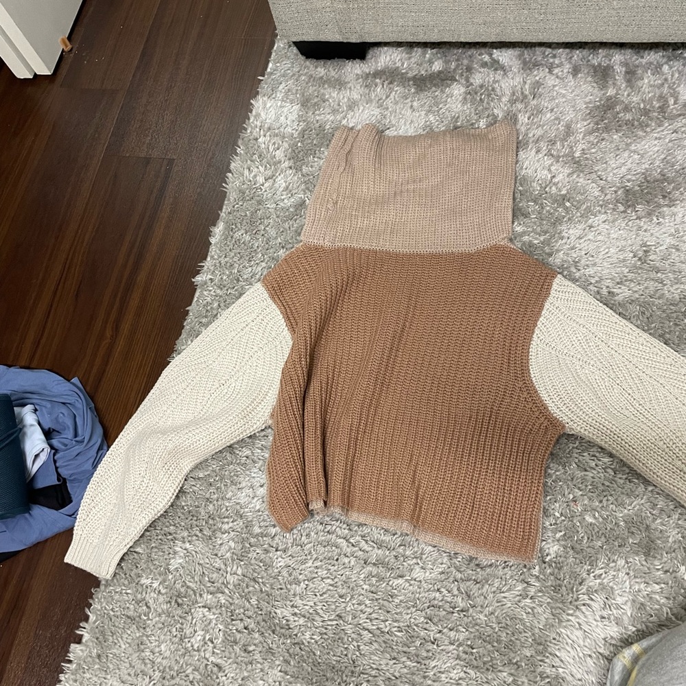 Multicolored sweat. Turtle neck. Size small.